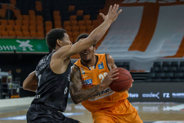 代足球中不 代足球中不