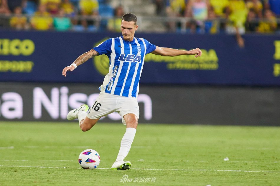 多位年轻新 多位年轻新